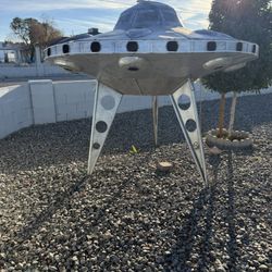 UFO METAL Yard Decor 