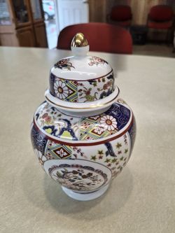  BEAUTIFUL VINTAGE  Japanese  IMARI EXPRESS  GINGER JAR OR VASE PERFECT CONDITION 