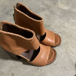 Ladies Stylish Heels Size 6.5
