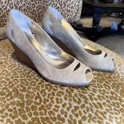 Kenneth Cole Heels, Color: Beige, Size: 9W,