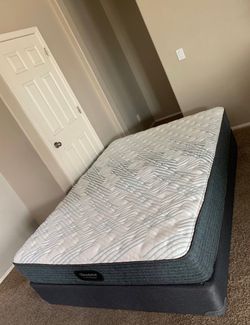 QUEEN BEAUTYREST MATTRESS AND FREE BOX SPRING