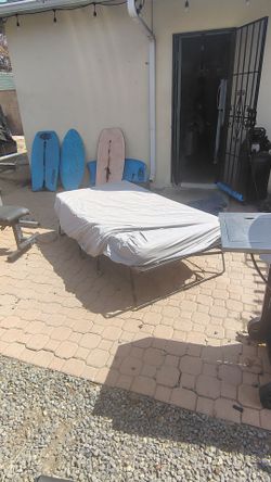 Twin Size Roll Away bed.