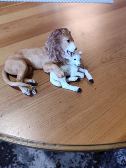 Vintage Statue of the Lion and the Lamb