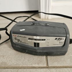 BATTERY CHARGER.  CARGADOR DE BATERIA 