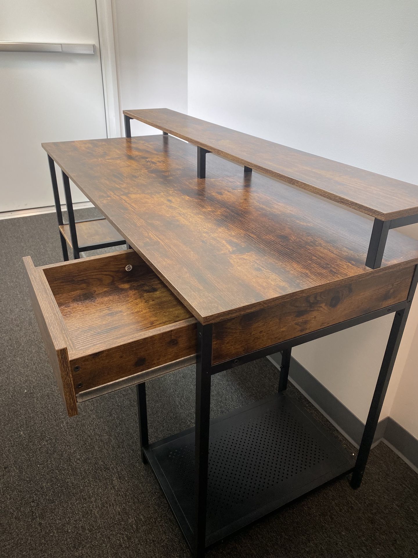 Desk- Perfect Condition