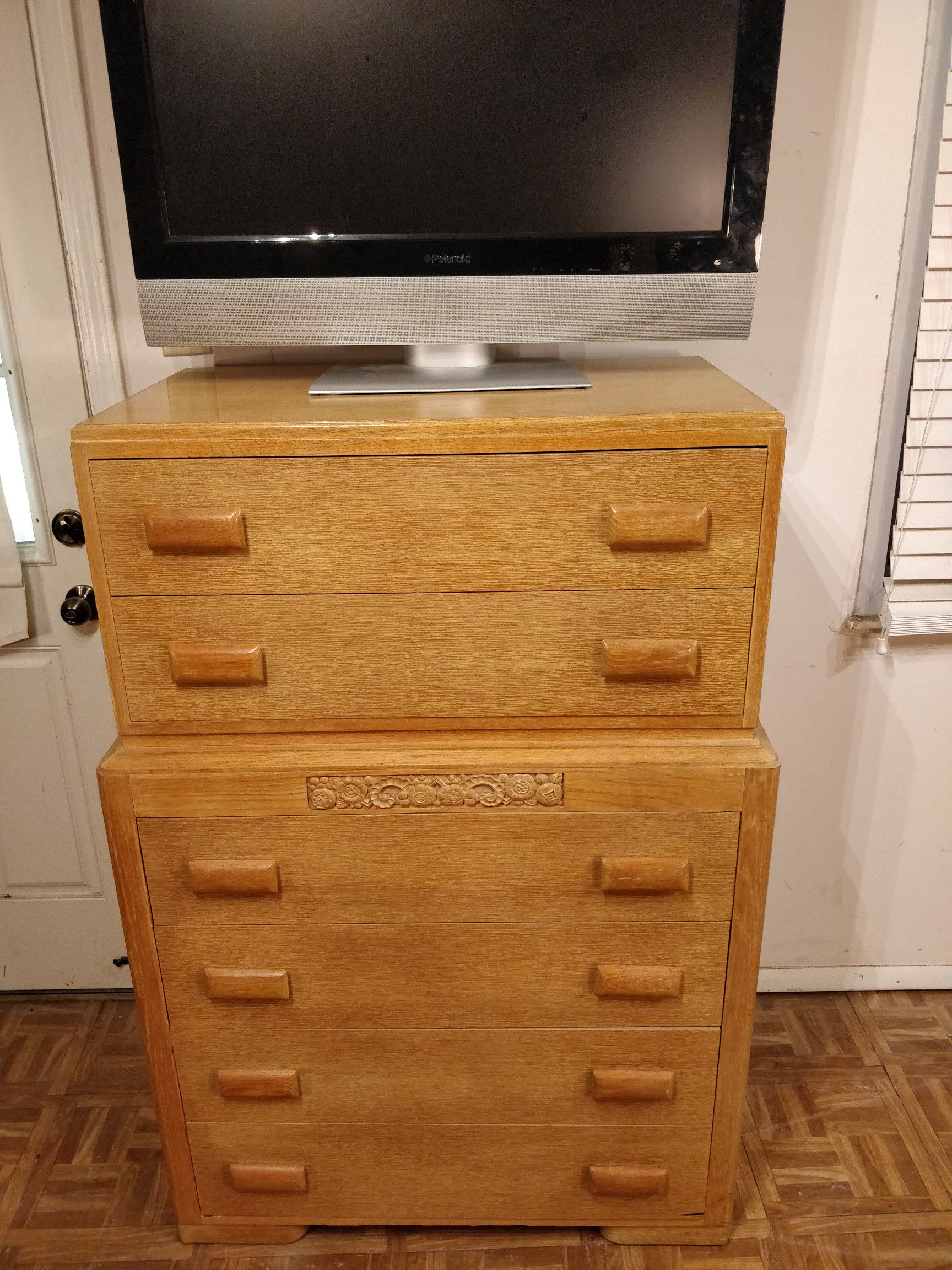 Solid wood chest dresser with big drawers in very good condition, all drawers sliding smoothly. L34.5"*W20"H50.5"