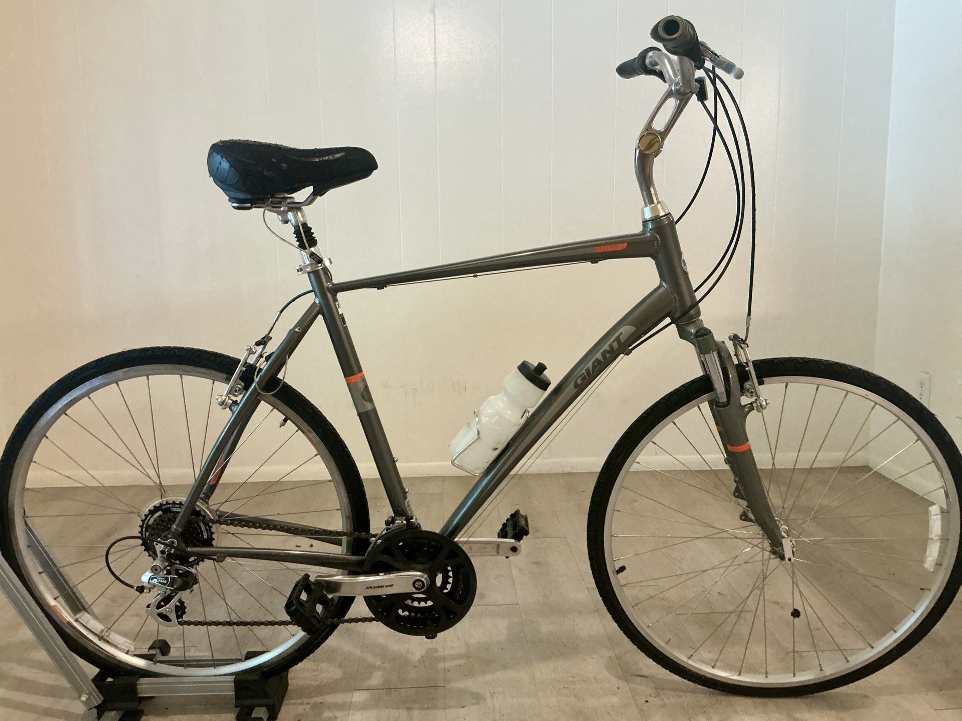 Gorgeous Giant Hybrid | Like New | Ready to roll (XL)