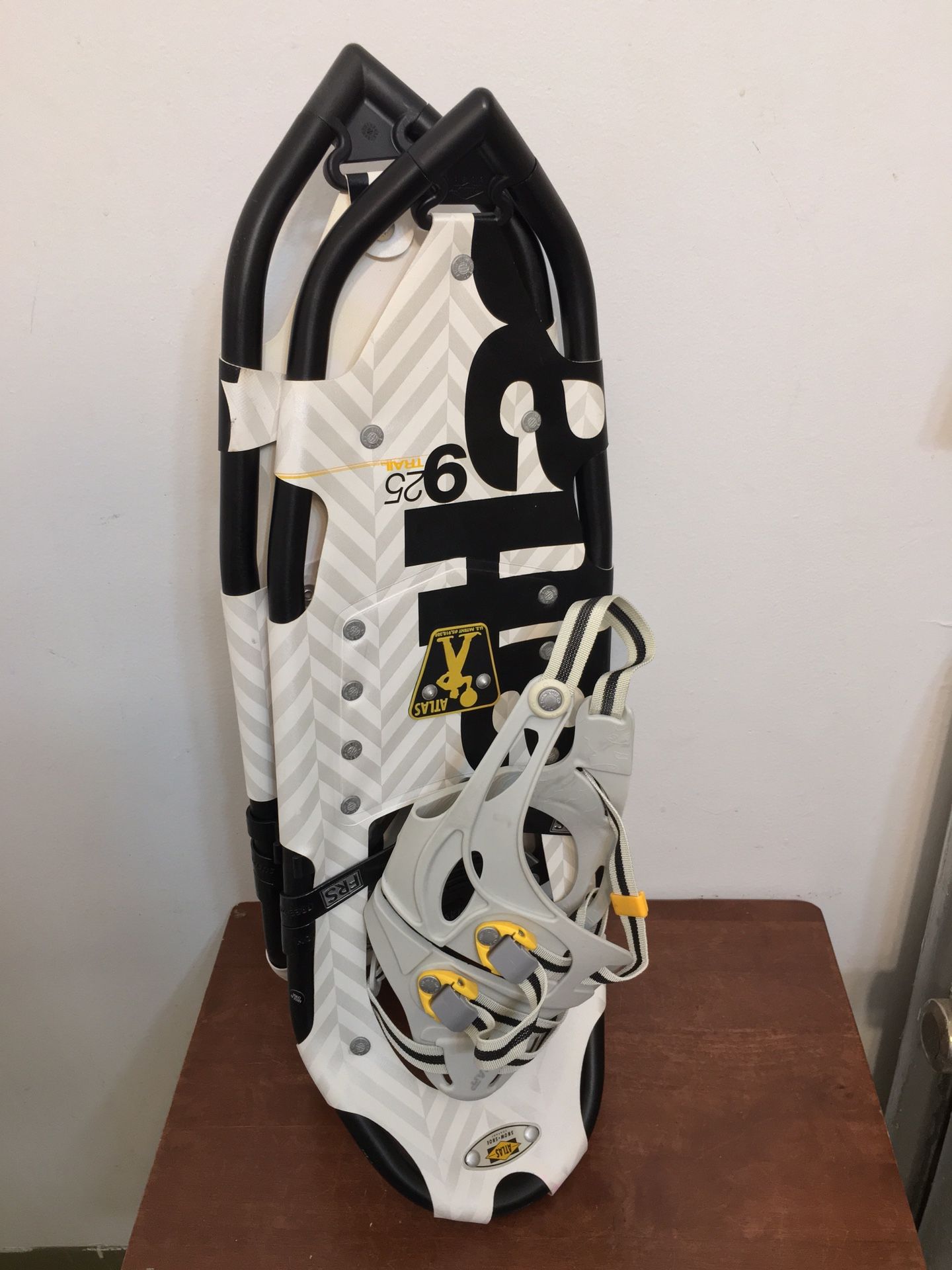 Atlas 925 Trail FRS SnowShoes Brand New