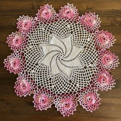 Vintage Hand Crochet Doilie 1960’s Pinwheel Center Pink Roses On Perimeter 16”