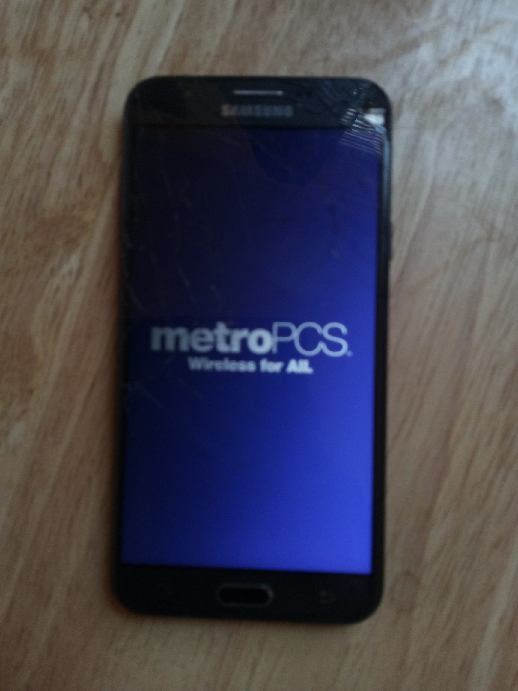 Metro by T-mobile Samsung J7 está quebrado pero funciona muy bien