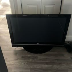 42in LG tv With Remote 