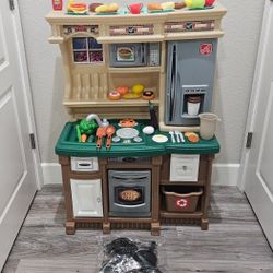Step2 Lifestyle Custom Kitchen with Food and Accessories 