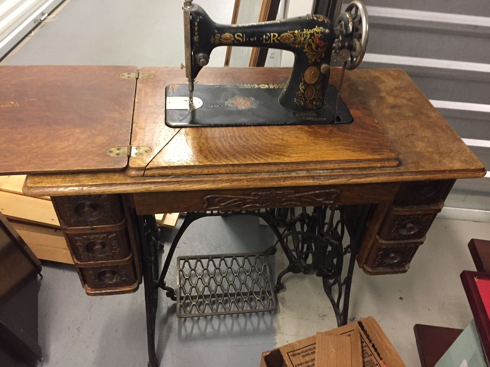 June 1910 Singer Sewing Machine with all original and working parts!