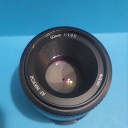 Nikon AF NIKKOR 50mm f/1.8D Standard Lens - Black.