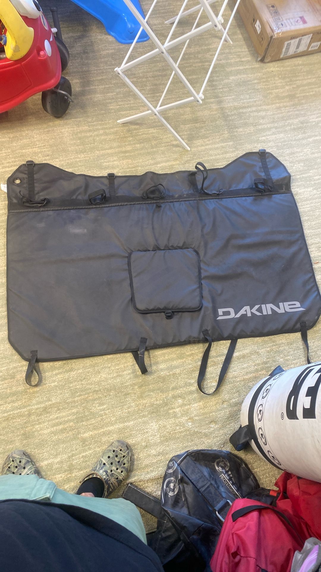 dakine tailgate pad