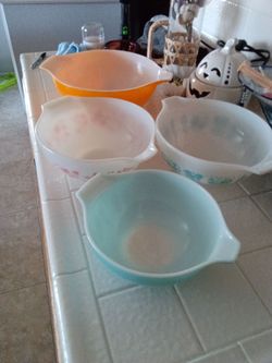 Vintage Pyrex Mixing Bowl Set of 4