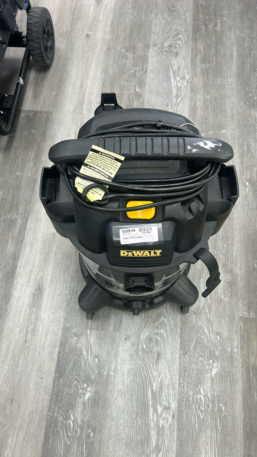 DEWALT VACUUM CLEANER