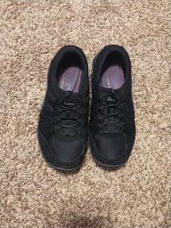 Sketchers black women size 7