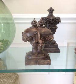 Pair of bookends with the matching face very pretty set would look great in anyone's home