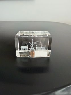 Vintage 3D Paris crystal etched paperweight figurine  In excellent condition  Approx 3” x 2”
