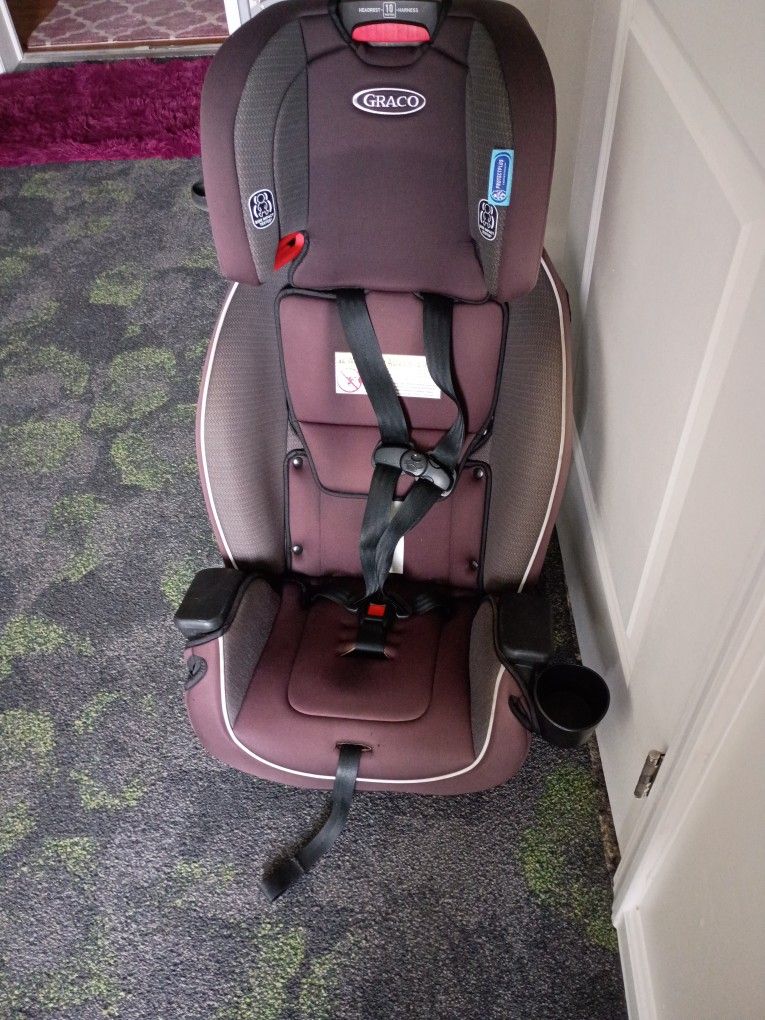 I'm selling a Graco 3-in-1 convertible car seat in good condition. Please only message me if you are interested.