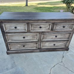 Dresser 7 drawers 