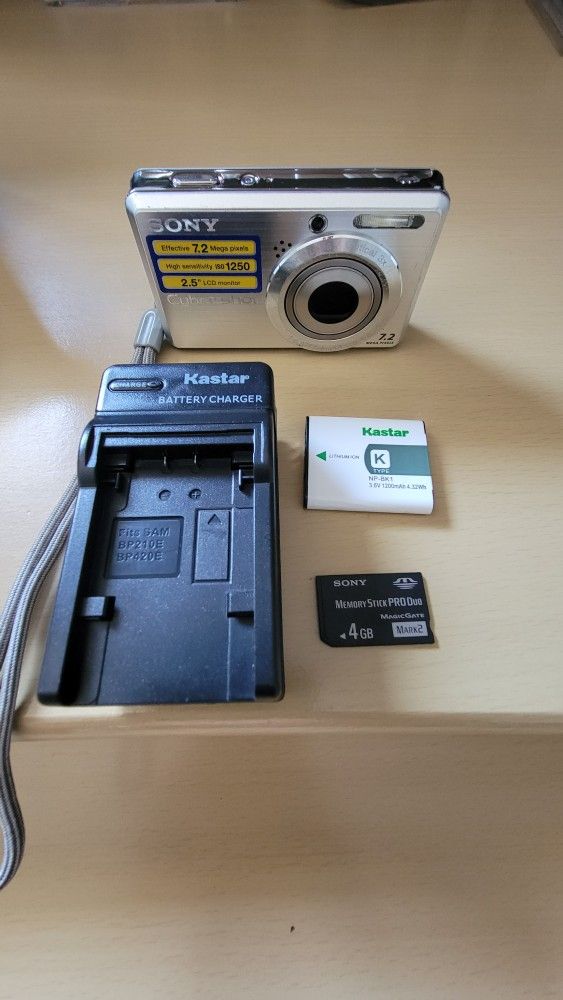 Sony CyberShot DSC-S750 7.2 MP Digital Camera Silver Charger Battery Tested