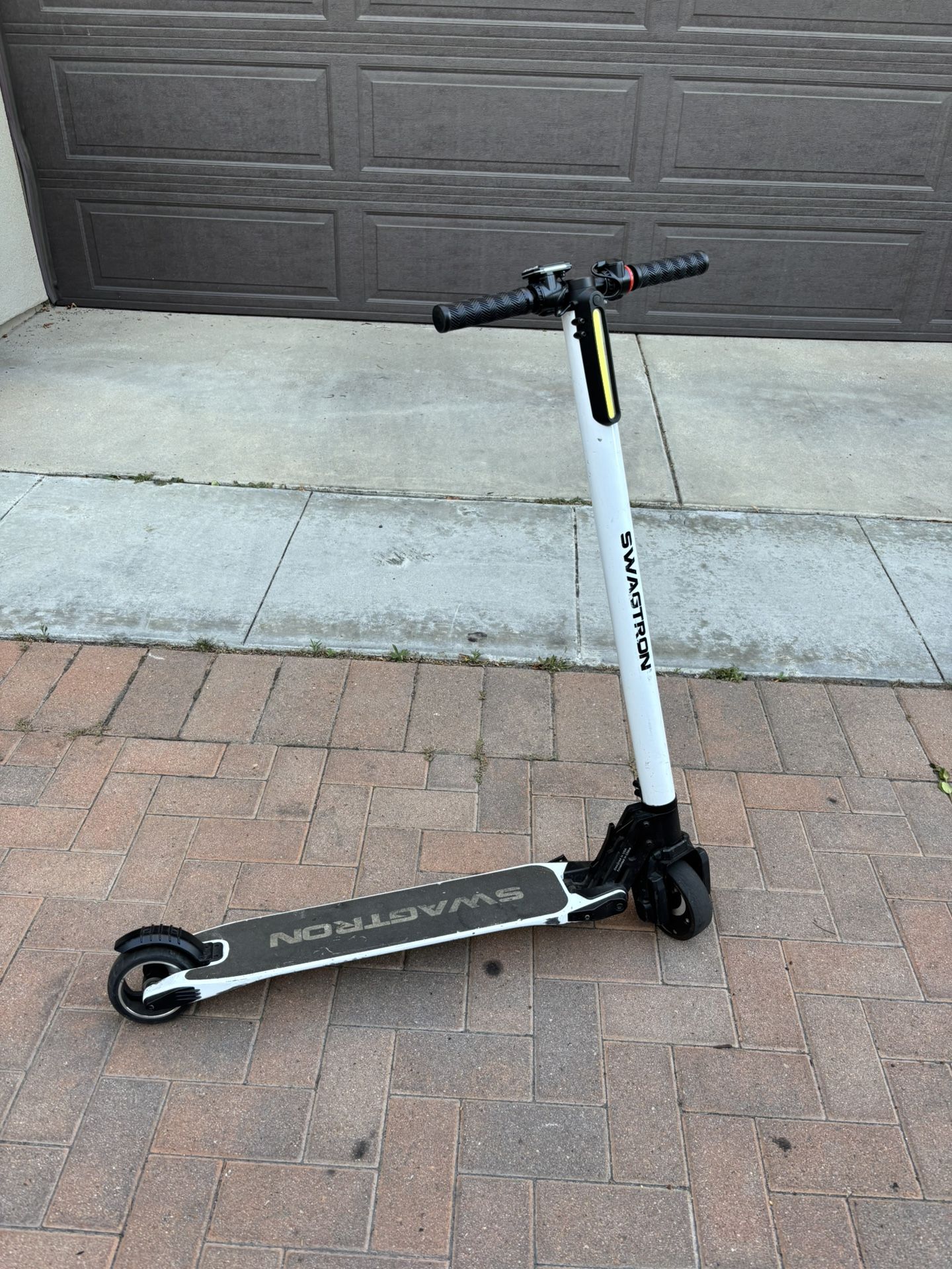 Swagtron Swagger Electric ⚡️ White Scooter