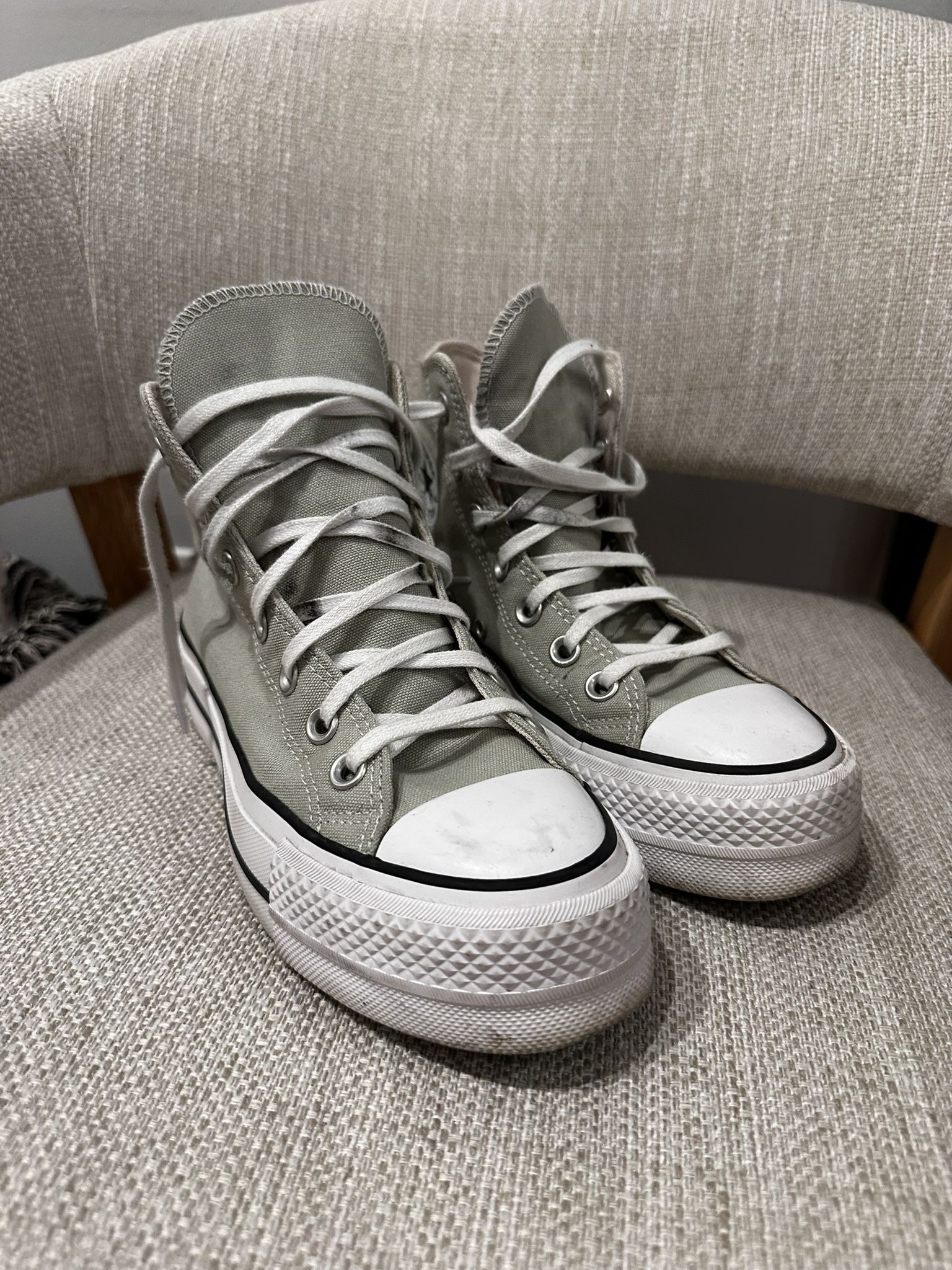 chuck taylors 4.5 boys 6 women’s 