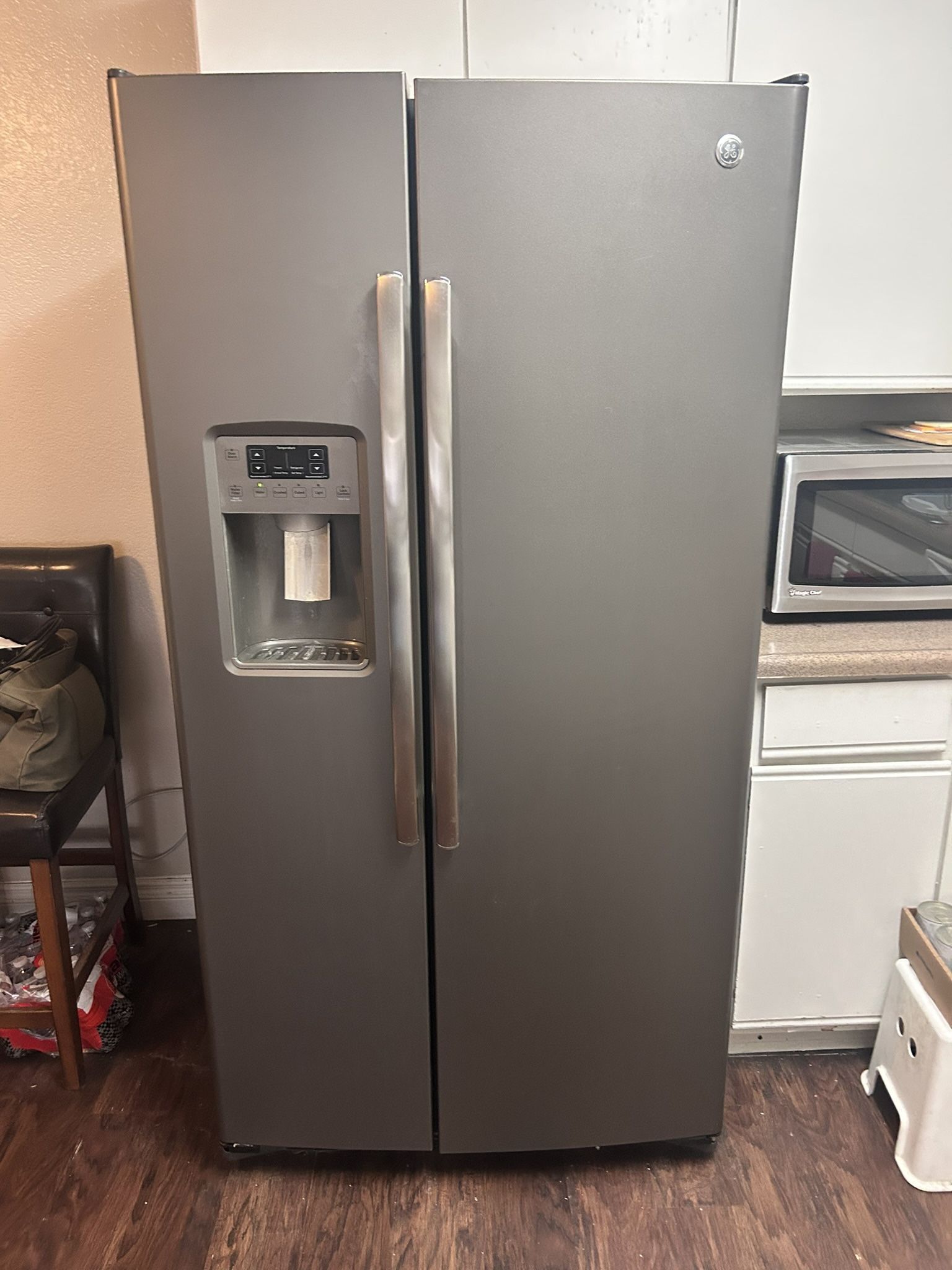 GE Refrigerator With Water & Icemaker