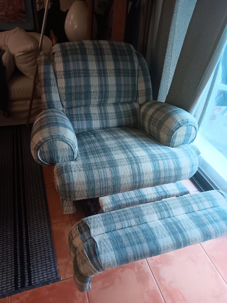 Matching reclining Loveseat and Recliner 75$ OBO
