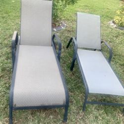 Lounge they not the same size the one has the wheels is bigger Both In Good Condition