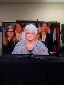 65 inch Samsung 3D Smart comes with 4 glasses for 3D with Remote control shows great quality clear picture works perfect guaranteed