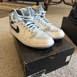 Jordan 1 Mids Blue Ice