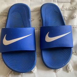 Nike slides Size 2 Youth