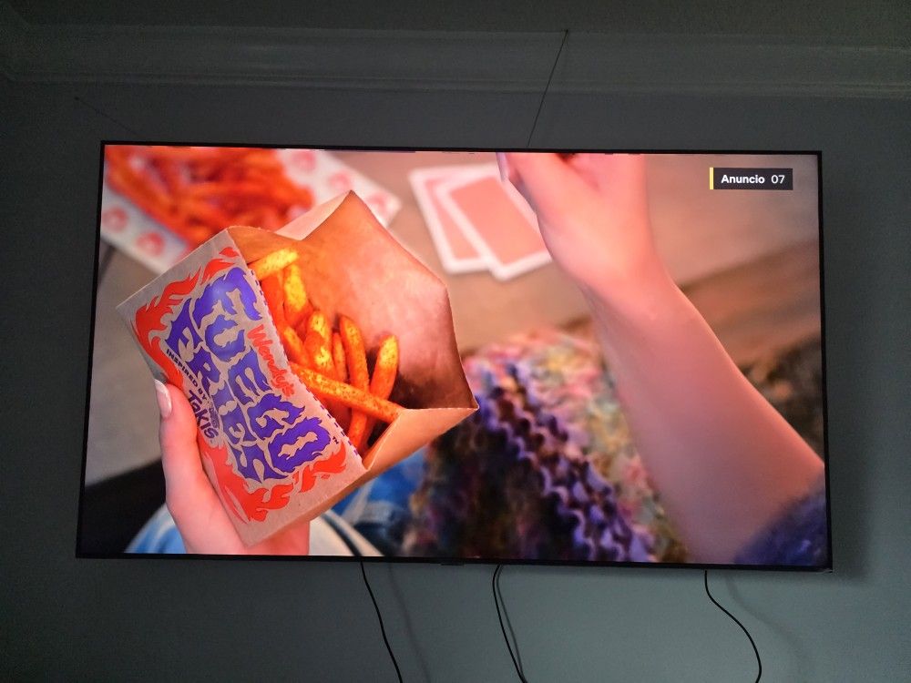 TV SAMSUNG 4K PANTALLA DE 65" CON SU CONTROL / BASE DE MESA Y CABLE DE PODER