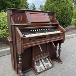 Antique piano. Kimball Chicago. Piano 
