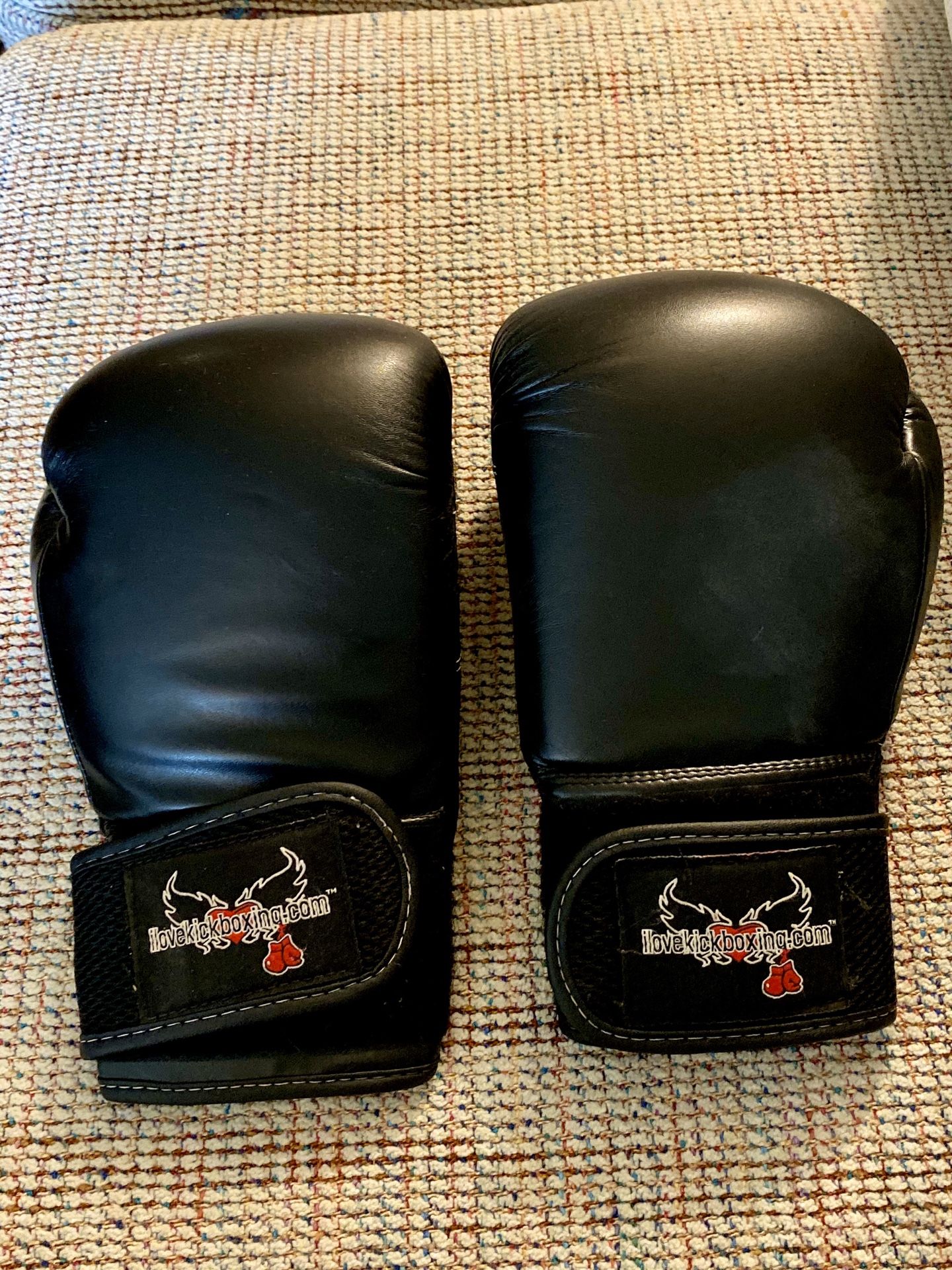 Kickboxing Pro Style Training Gloves - Black - 12oz