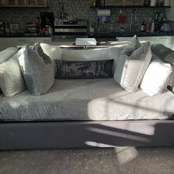 BEAUTIFUL LIVING SPACES DAYBED WITH TRUNDLE 🛌