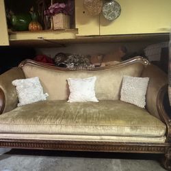 BEAUTIFUL COUCH GOOD CONDITION 