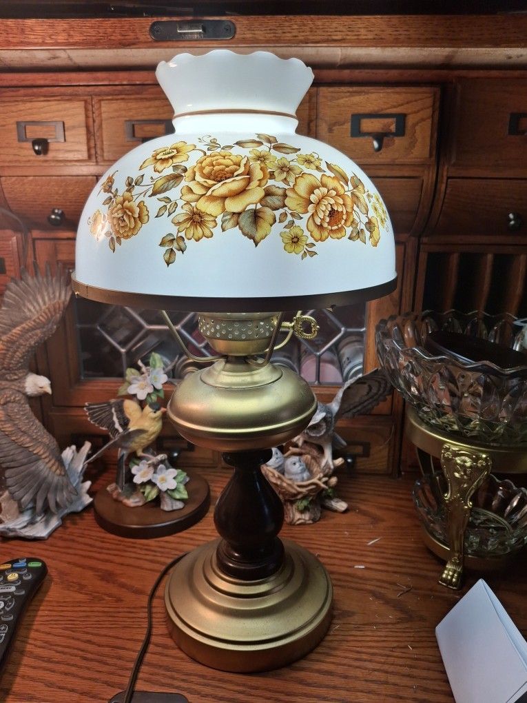 THIS IS A Metal TABLE LAMP WITH A DECORATIVE GLASS GLOBE