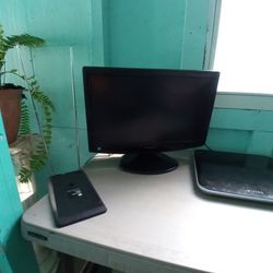 Name Brand TV/🖥️ Computer Monitor with all the Cords