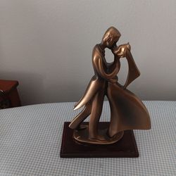 Statue Of Two Couple  Romantically In Love