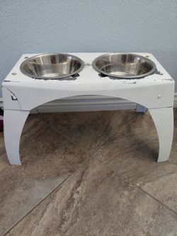Tall dog feeder