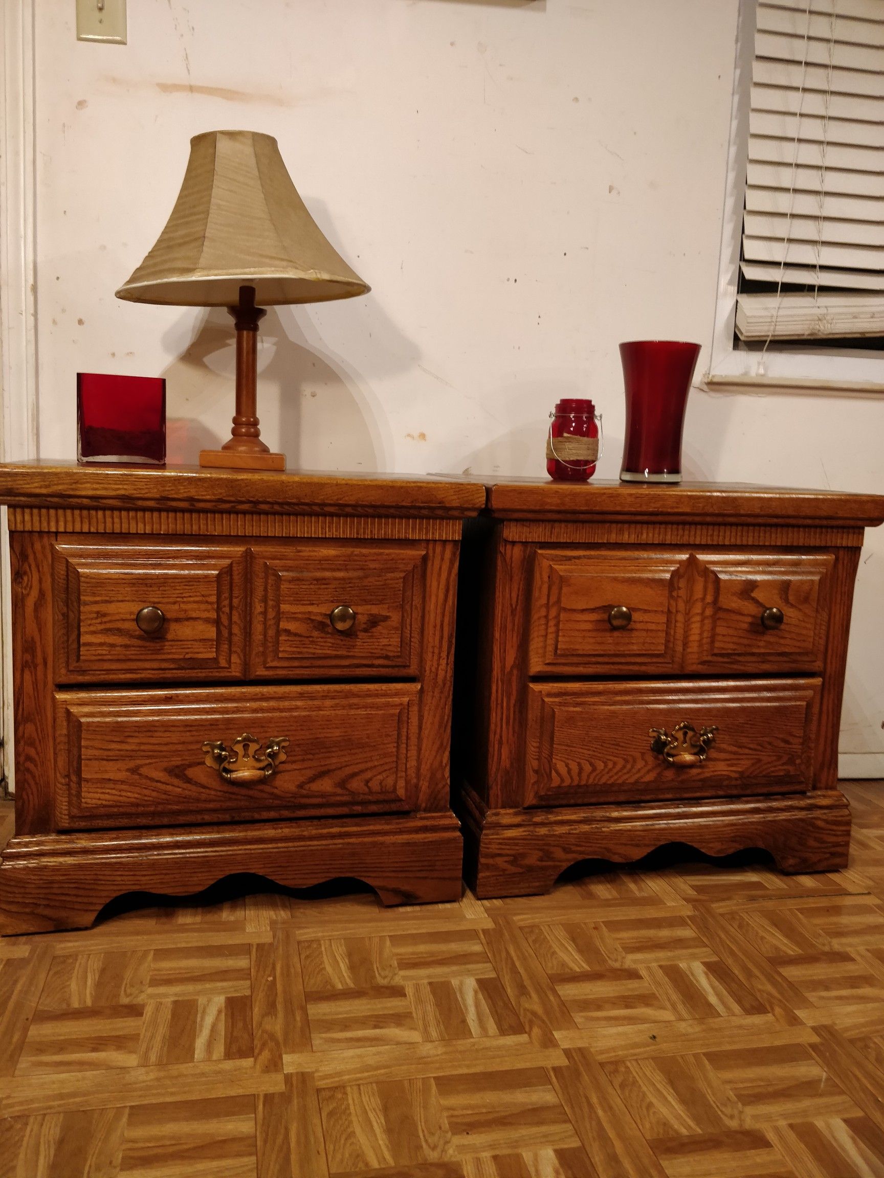 Nice wooden 2 night stand in great condition, all drawers working well. L25.3"*W16.5"*H24"