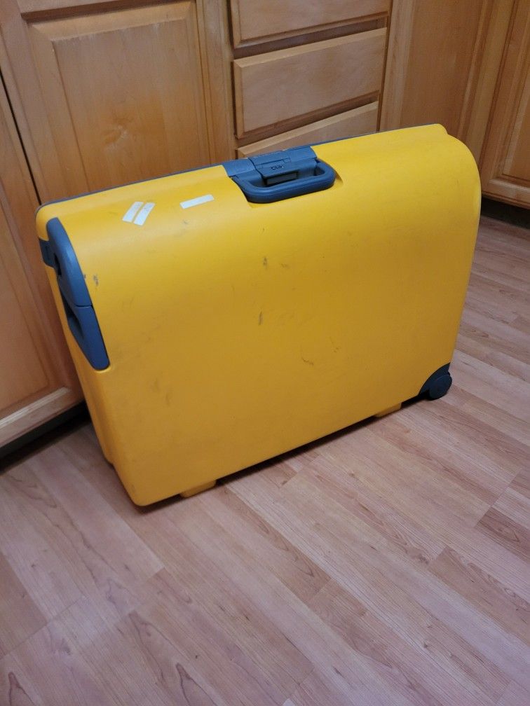 Vintage Carlton Oyster Hardshell Suitcase