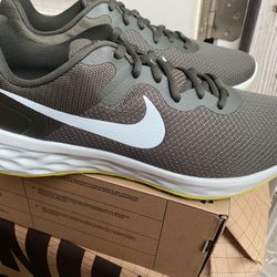 Nike Revolution