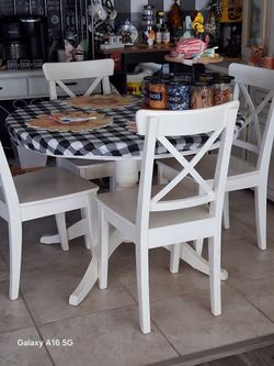 4 chairs 1 round table.