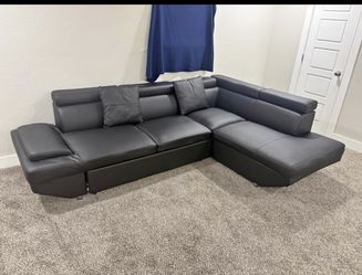 BLACK sectional W/ ADJUSTABLE HEADRESTS
