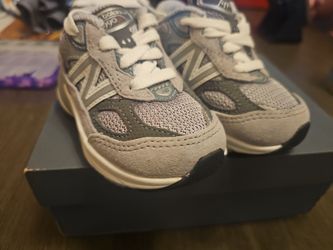 Pair of new NEW BALANCE 90v6